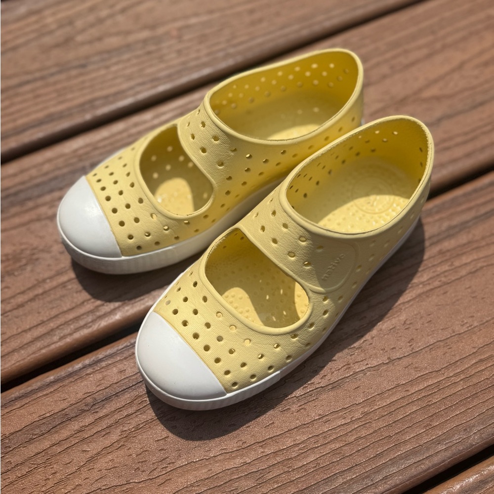 Native Juniper Shoes - size 12
